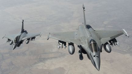 Deux avions de chasse Rafale fran&ccedil;ais survolent l'Irak pour une mission de reconnaissance, le 15 septembre 2014. (BRUNET/ECPAD/SIPA)