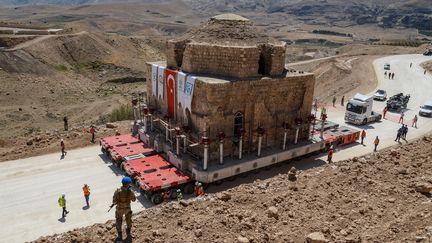 Le hammam ancien d'Artuklu à Hasankeyf en Turquie, menacé par la construction d'un barrage, est déplacé d'une pièce sur une plateforme
 (Ilyas Akengin / AFP)