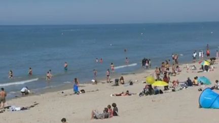 Les vacanciers profitent des derniers rayons de soleil. (CAPTURE ECRAN FRANCE 2)