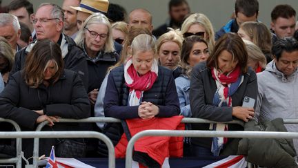 La population observe deux minutes de silence le jour des funérailles de la reine Elizabeth II à Londre (Royaume-Uni), le 19 septembre 2022.&nbsp; (MARKO DJURICA / POOL / AFP)