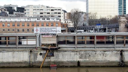 Ce chaland, bâteau à fond plat destiné au transport de marchandises, servait initialement à transporter du charbon de Rouen à Paris. (BRUNO LEVESQUE / MAXPPP)