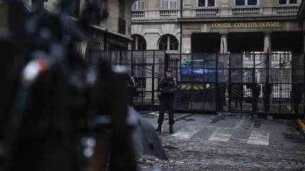 Des gendarmes barrent l'accès au Conseil constitutionnel, le 14 avril 2023, à Paris. (JULIEN DE ROSA / AFP)