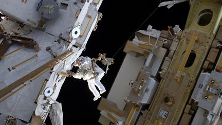 Thomas Pesquet réalise une sortie extravéhiculaire, le 25 mars 2017, lors de sa première mission à bord de l'ISS. (EUROPEAN SPACE AGENCY / AFP)