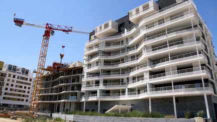 Un immeuble en construction dans le&nbsp;quartier de Port-Marianne &agrave; Montpellier (H&eacute;rault), le 22 juillet 2014. (MAXPPP)