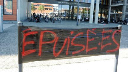 Rassemblements et banderoles devant l'hôpital Purpan, à Toulouse, le 11 octobre 2019. (FREDERIC CHARMEUX / MAXPPP)