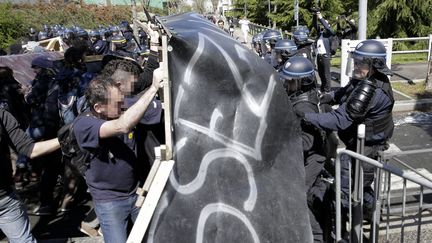 A Vaulx-en-Velin, des manifestants contre la loi sur le travail, et des membres de "Nuit debout"