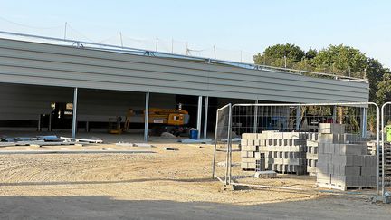 Le chantier d'un magasin de bricolage à Carnac (Morbihan), photographié le 7 juin 2023. Cette construction aurait conduit à la destruction de menhirs millénaires, selon une association. (BERNARD CULOTO / MAXPPP)