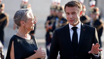 Elisabeth Borne et Emmanuel Macron attendent le Premier ministre indien Narendra Modi pour un dîner au musée du Louvre, à Paris, le 14 juillet 2023. (LUDOVIC MARIN / AFP)