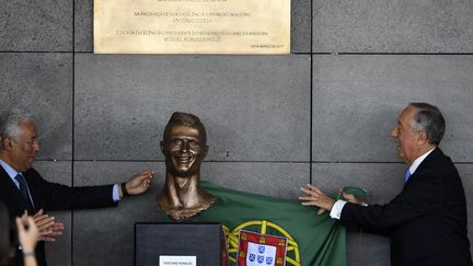 Une plaque et un buste en l'honneur du footballeur Cristiano Ronaldo ont été dévoilés à l'aéroport de Madère, le 29 mars 2017. (FRANCISCO LEONG / AFP)