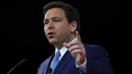 Le gouverneur de Floride, Ron DeSantis, à Orlando (Etats-Unis), le 24 février 2022. (JOE RAEDLE / GETTY IMAGES NORTH AMERICA / AFP)