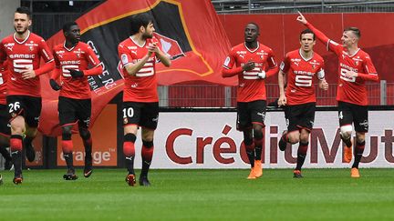 Les joueurs rennais célèbrent le but de Benjamin Bourgeaud. (FRED TANNEAU / AFP)