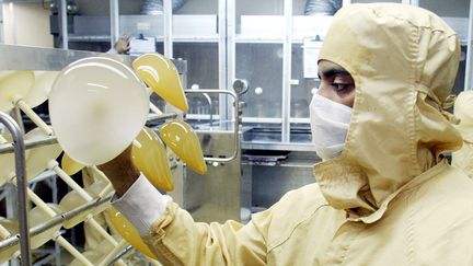 Un employ&eacute; des laboratoires Silimed examine des proth&egrave;ses mammaires, &agrave; Rio de Janeiro (Br&eacute;sil), en 2003.&nbsp; (REUTERS)