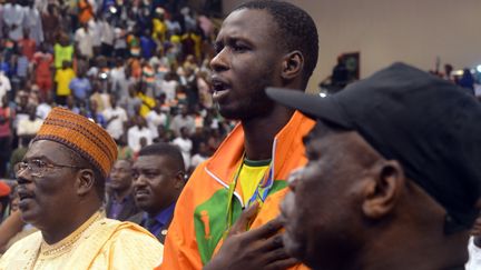 Le taekwondiste Abdoulrazak Alfaga lors d'une cérémonie à Niamey, après qu'il a décroché la médaille d'argent aux Jeux olympiques de 2016. (BOUREIMA HAMA / AFP)