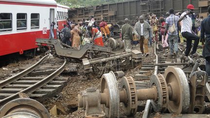 Des passagers du train qui a déraillé le 21 octobre 2016 à Eseka (Cameroun). (AFP)