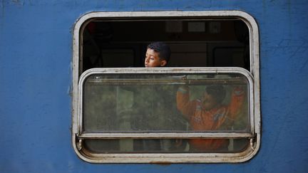 Un enfant attend dans un train, &agrave; la gare de Roszke, en Hongrie, le 15 septembre 2015. (DADO RUVIC / REUTERS)