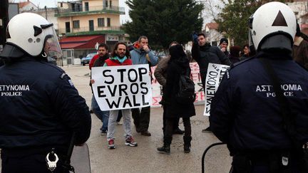 Manifestation contre le mur entre la Grèce et la Turquie dans la région de l'Evros (2012). (SAKIS MITROLIDIS / AFP)