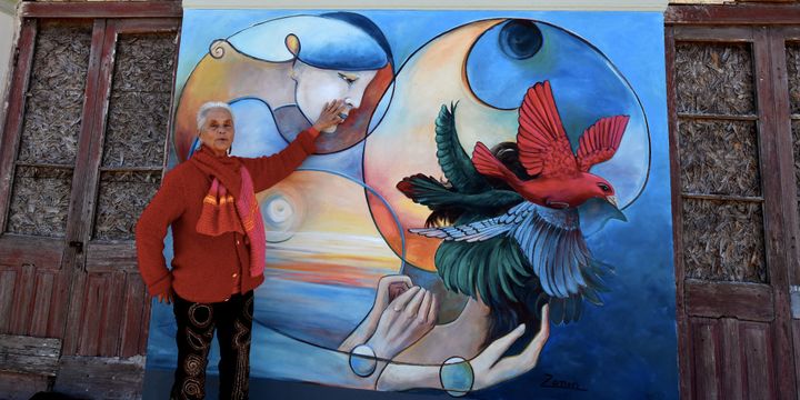 Léo Arti devant une de ses fresques à Veinticinco de Agosto, en Uruguay.
 (MIGUEL ROJO / AFP)