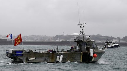 Un navire militaire français déployé non loin de l'île britannique de Jersey, le 6 mai 2021.&nbsp; (SAMEER AL-DOUMY / AFP)