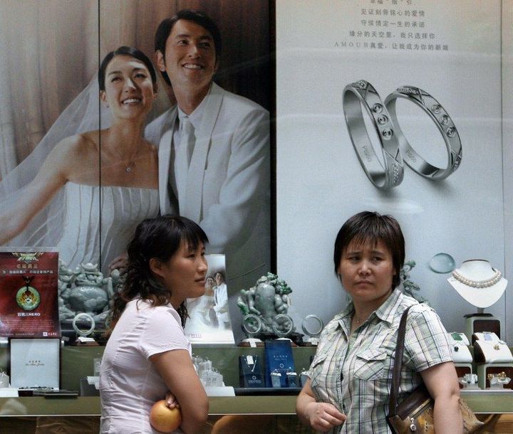 2 chinoises à Shanghai devant une joaillerie, 2007
 (M.Ralston/AFP)