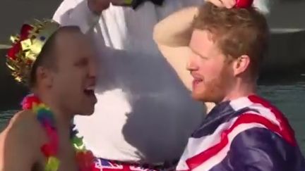 Le prince Harry dans un jacuzzi, William ouvrant le champagne… un groupe de sosies des membres de la famille royale se sont offert un faux enterrement de vie de garçon dans le Regent 's Canal de Londres.