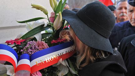 La veuve de Michel Renaud, Gala Renaud, lors d'une marche républicaine en mémoire des victimes des attentats de Paris, le 11 janvier 2015 à Clermont-Ferrand. (THIERRY ZOCCOLAN / AFP)