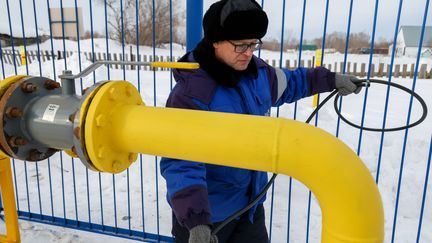 Un employé de Gazprom participe à l'inauguration d'un gazoduc à Posevnaya, Sibérie, Russie, le 26 janvier 2024. (KIRILL KUKHMAR/TASS/SIPA)