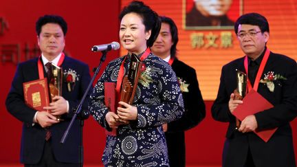 Peng Liyuan, l'&eacute;pouse de&nbsp;Xi Jinping, futur&nbsp;num&eacute;ro un chinois, lors d'une c&eacute;r&eacute;monie, &agrave; P&eacute;kin (Chine), le 19 d&eacute;cembre 2011. (WANG ZHOU BJ / IMAGINECHINA / AFP)