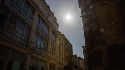 Le soleil frappe dans le centre-ville de Poitiers (Vienne), le 18 juillet 2022. (MAXPPP)