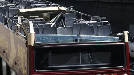 La partie supérieure d'un bus de tourisme, arrachée dans un accident à Paris, le 23 juin 2017. (GEOFFROY VAN DER HASSELT / AFP)