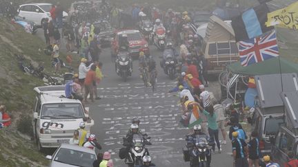 Les coureurs du Tour de France dans l'ascension du Tourmalet (Hautes-Pyr&eacute;n&eacute;es), le 24 juillet 2014.&nbsp; (CHRISTOPHE ENA / AP / SIPA / AP)