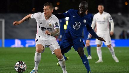 Toni Kroos et N'golo Kanté au duel. (PIERRE-PHILIPPE MARCOU / AFP)