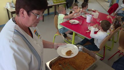 Opération "assiette vide" dans cette école normande, pour lutter contre le gaspillage alimentaire. (CAPTURE D'ÉCRAN FRANCE 3)