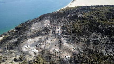 Photo aérienne&nbsp;des dégâts causés par le feu sur des zones forestières à La Teste-de-Buch (Gironde), le 20 juillet 2022. (HANDOUT / SDIS 33 / AFP)