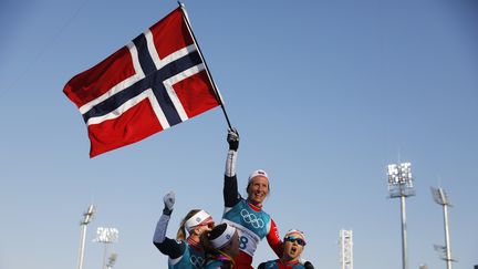 La Norvégienne Marit Bjœrgen portée en triomphe par ses compatriotes après sa victoire sur le 30 km en ski de fond dimanche 25 février 2018 à Pyeonchang (Corée du Sud). Avec 39 médailles, dont 14 médailles d'or, remportées aux Jeux, la Norvège efface des tablettes le précédent record de 37 médailles glanées par les Etats-Unis à Vancouver (2010). (ODD ANDERSEN / AFP)