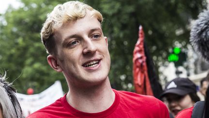 Le romancier Edouard Louis le 26 mai lors d'une manifestation à Paris
 (Yann Castanier / Hans Lucas)