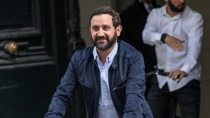 Cyril Hanouna, animateur de l'émission "Touche pas à mon poste", sur C8, sort de&nbsp;sa convocation au secrétariat d'Etat de l'égalite entre les femmes et les hommes, à Paris, le 31 mai 2017. (MAXPPP)