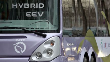 Un bus de la RATP circulant dans les rues de Paris (JOEL SAGET / AFP)