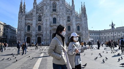 Des touristes sur la place du Dôme, le 24 février 2020 à Milan (Italie). (ANDREAS SOLARO / AFP)