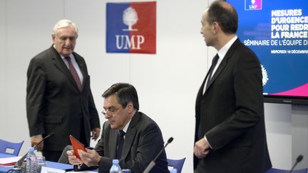 Les anciens Premiers ministres Jean-Pierre Raffarin et Fran&ccedil;ois Fillon, et le pr&eacute;sident de l'UMP, Jean-Fran&ccedil;ois Cop&eacute;, lors d'un s&eacute;minaire de l'UMP, le 18 d&eacute;cembre 2013 &agrave; Paris. (MARTIN BUREAU / AFP)