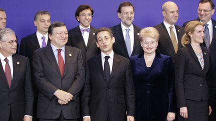 Le pr&eacute;sident de la R&eacute;publique Nicolas Sarkozy entre le pr&eacute;sident de la Commission europ&eacute;enne Jose Manuel Barroso et la pr&eacute;sidente de la Lituanie Dalia&nbsp;Grybauskaite, lors du sommet europ&eacute;en du 30 janvier 2012 &agrave; Bruxelles (Belgique). (FRANK AUGSTEIN / AP / SIPA)