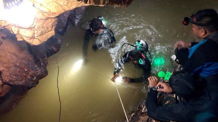 Des membres de l'armée thaïlandaise lors d'une opération de secours dans une grote Chiang Rai,le 3 juillet 2018. (EYEPRESS NEWS / AFP)