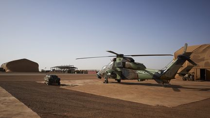 Un hélicoptère Tigre sur une base militaire française, à Gao (Mali), le 8 novembre 2019. (MICHELE CATTANI / AFP)