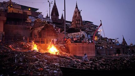 Les familles (excepté les femmes) et parfois des touristes, assistent aux crémations sur une quinzaine de bûchers crématoires qui brûlent 24h/24.


 

 
  (REUTERS / Danish Siddiqui)