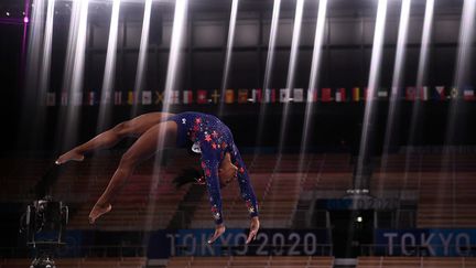 La gymnaste américaine Simone Biles lors du concours par équipe des Jeux de Tokyo, le 25 juillet 2021. (LOIC VENANCE / AFP)