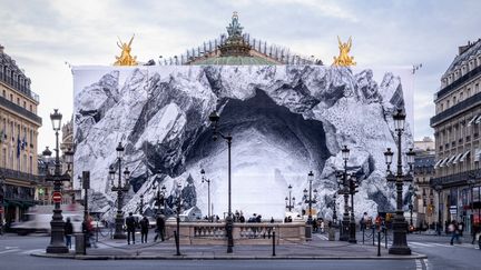 La façade temporaire de l'Opéra Garnier réalisée par l'artiste JR. (OPERA GARNIER / JR)