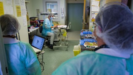 Des membres du personnel de santé de l'unité de médecine physique et de réadaptation à l'hôpital Emile Muller de Mulhouse, le 29 avril 2020 (photo d'illustration). (SEBASTIEN BOZON / AFP)