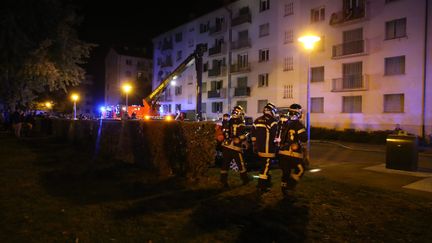 L'intervention des pompiers dans le quartier de Bourtzwiller&nbsp;à Mulhouse, lundi 2 octobre. (MAXPPP)