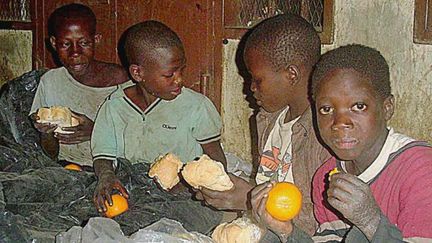 Des enfants des rues mangent sur les trottoirs de Lusaka, la capitale zambienne.

La Zambie très touchée par le fléau du Sida, le gouvernement zambien estime aux environs de 85.000, les enfants orphelins.  Pour les observateurs internationaux, le chiffre s'élève à plus d'un million et demi. (AFP PHOTO/MACKSON WASUMUNU )