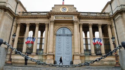 Au vu des déclarations d'intérêts en 2014, 10 à 15% des 900 députés et sénateurs avaient un collaborateur portant le même nom qu'eux. (LIONEL BONAVENTURE / AFP)