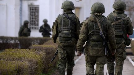 Des soldats russes marchent dans la base du quartier général sud de la marine à Novoozerne, en Crimée, après sa prise par les forces russes, en mars 2014. (FILIPPO MONTEFORTE / AFP)